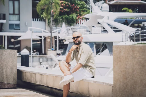 Retrato de un joven de moda posando en el puerto deportivo y yahts fondo —  Fotos de Stock