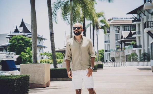 Retrato de un joven de moda posando en el puerto deportivo y yahts fondo —  Fotos de Stock