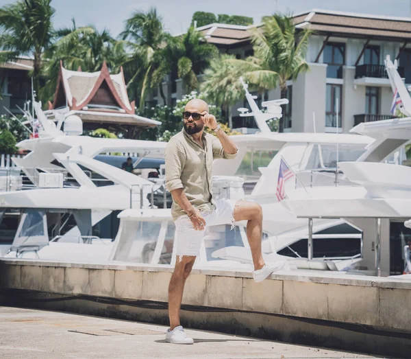 Portrait of a fashion young man posing at marina and yahts background —  Fotos de Stock