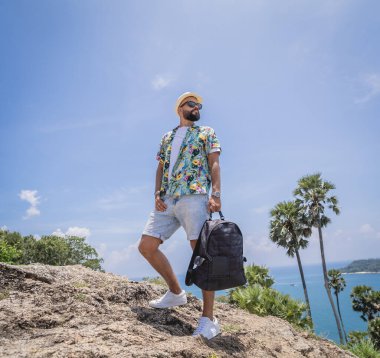 Yaz tatilindeki genç gezgin. Güzel dağları ve arka planda deniz manzaraları var.