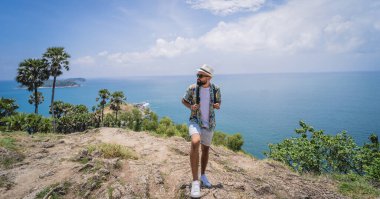Yaz tatilindeki genç gezgin. Güzel dağları ve arka planda deniz manzaraları var.
