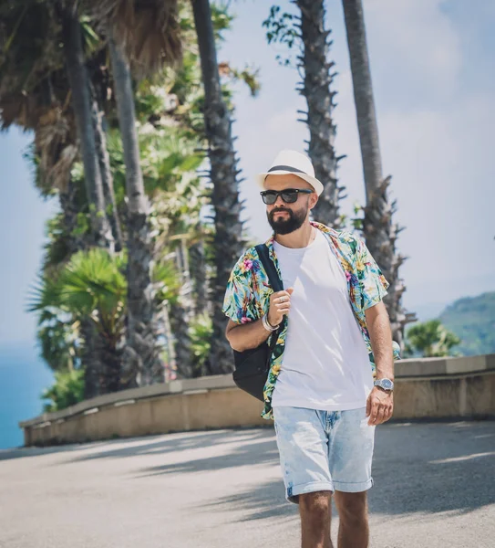 Jovem viajante homem em férias de verão com belas palmas e paisagens marinhas no fundo — Fotografia de Stock