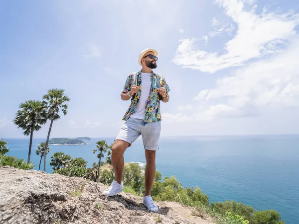 Yaz tatilindeki genç gezgin. Güzel dağları ve arka planda deniz manzaraları var.