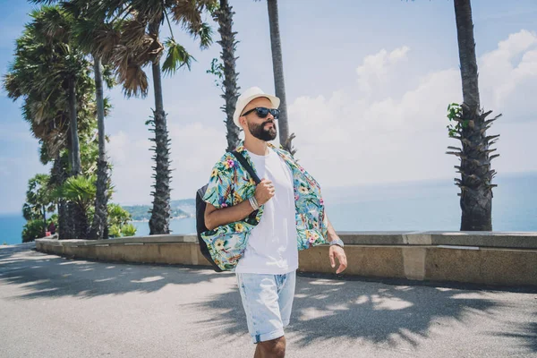 Jovem viajante homem em férias de verão com belas palmas e paisagens marinhas no fundo — Fotografia de Stock