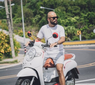 Motosikletli şık bir genç adam.