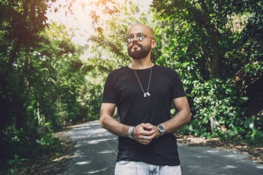 Ormanda güzel bir geçmişi olan moda bir gencin portresi.