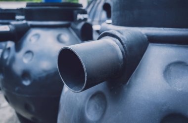 Üretici fabrikasındaki siyah plastik su deposu.