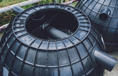 Üretici fabrikasındaki siyah plastik su deposu.