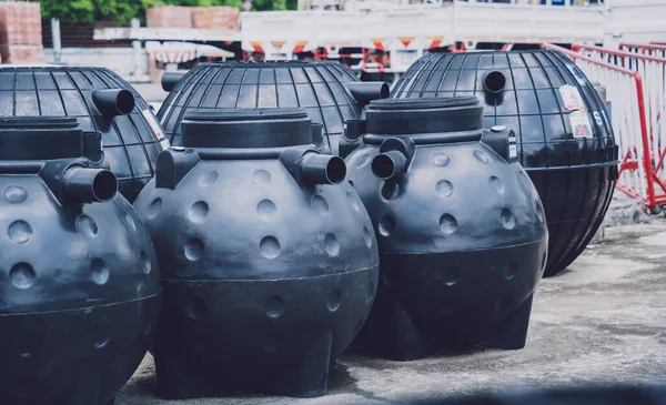 製造工場のデポにある黒いプラスチック製の貯水タンク — ストック写真