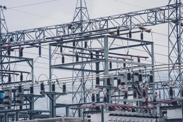 Subestación de distribución de corriente de planta de energía eléctrica de alta tensión — Foto de Stock