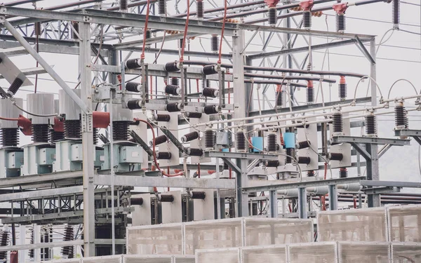High voltage electric power plant current distribution substation — Foto de Stock