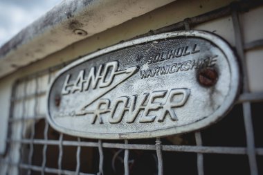 Tayland, Phuket - 24 04 2022: Land Rover Rozeti Bir Land Rover Discovery 'nin önünde