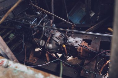 Kumsalda eski bir tahtadan tekne