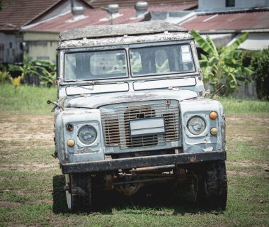 Afrika ormanlarında safari için eski paslı arabalar.