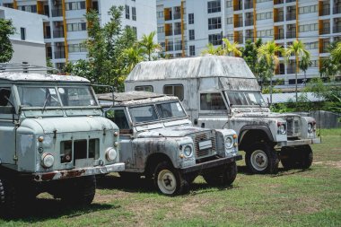 Afrika ormanlarında safari için eski paslı arabalar.