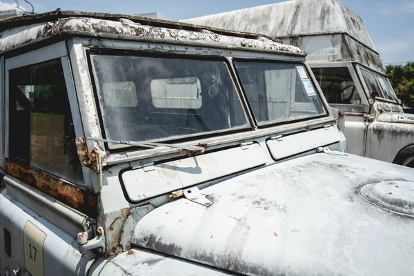 Velhos carros enferrujados para safári na selva da África — Fotografia de Stock