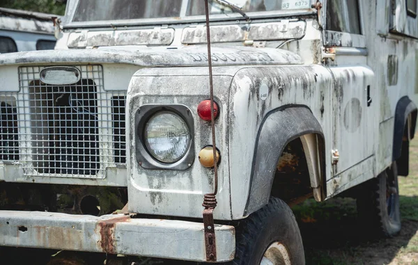 Viejos coches oxidados para safari en la selva de África — Foto de Stock