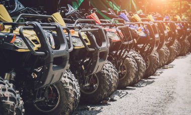 Satır kirli ATVs dörtlü bisiklet görüntüsü