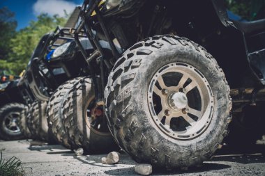 Satır kirli ATVs dörtlü bisiklet görüntüsü