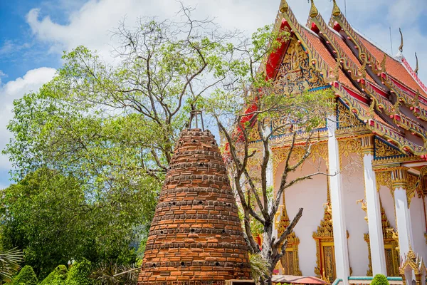Φούρνος κροτίδα τούβλο σε ένα μεγάλο βουδιστής ναό στην Ταϊλάνδη — Φωτογραφία Αρχείου