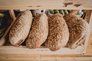 Yulaf ezmeli tahıl unundan taze ev yapımı ekmek.