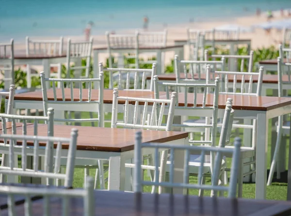 Велике пляжне кафе зі столами та стільцями, розміщеними на березі моря — стокове фото