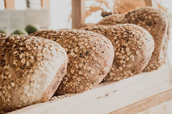 Färskt hembakat bröd av fullkornsmjöl med havregryn flingor — Stockfoto