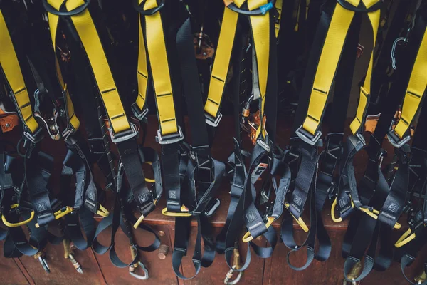 Righe di corde di sicurezza per arrampicata, moschettoni e caschi — Foto Stock