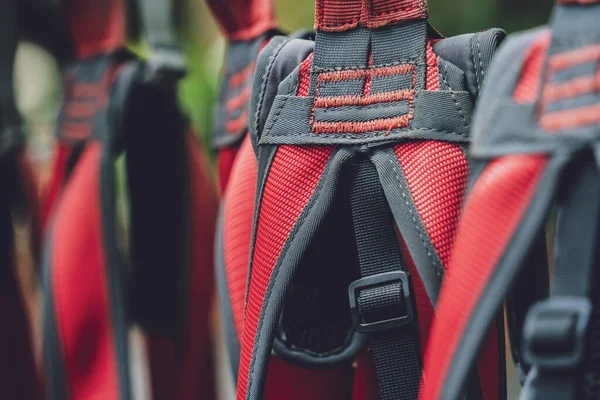 Filas de cuerdas de seguridad para escalar y mosquetones y cascos —  Fotos de Stock