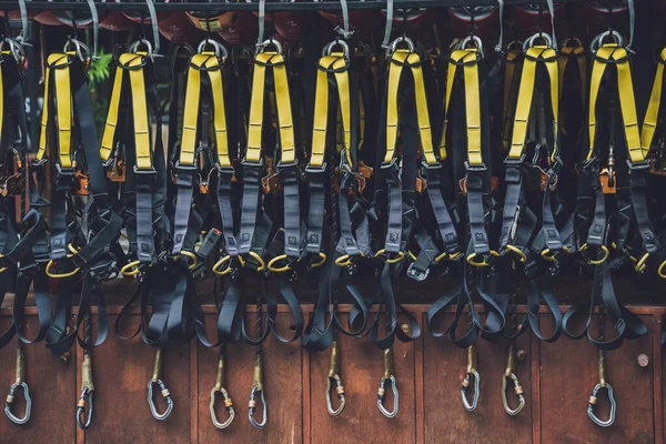 一排排爬上安全绳索、卡宾枪和钢盔 — 图库照片