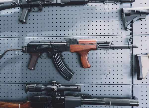 Colección de rifles y carabinas en la pared —  Fotos de Stock