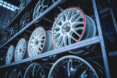 Bir dükkanda sıra sıra metal araba diskleri