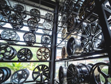 Bir dükkanda sıra sıra metal araba diskleri