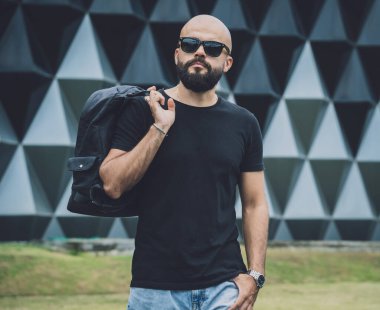 Güzel, karanlık şehir geçmişine sahip bir gencin portresi..