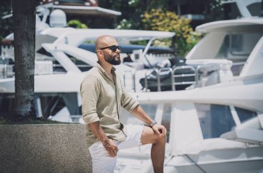 Marinada poz veren bir gencin moda portresi..