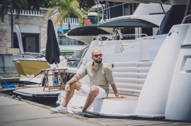 Marinada poz veren bir gencin moda portresi..