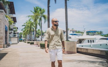 Marinada poz veren bir gencin moda portresi..