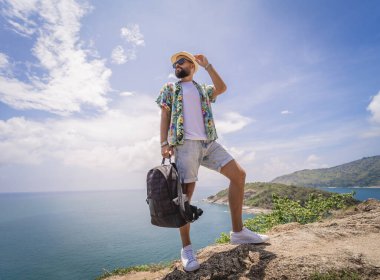 Yaz tatilindeki genç gezgin. Güzel dağları ve arka planda deniz manzaraları var..