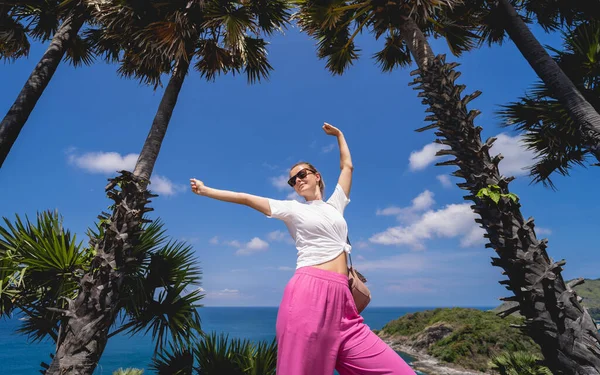 Yaz Tatilindeki Genç Gezgin Kadın Güzel Palmiyeler Deniz Manzaralarıyla — Stok fotoğraf