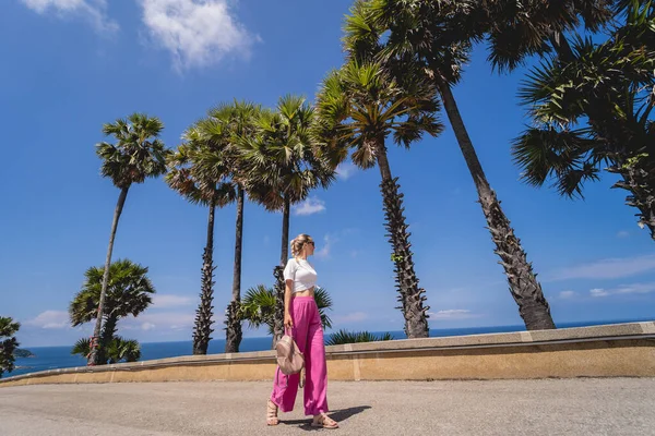 Young Traveler Woman Summer Holiday Vacation Beautiful Palms Seascapes — Stock fotografie