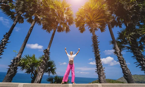 Yaz Tatilindeki Genç Gezgin Kadın Güzel Palmiyeler Deniz Manzaralarıyla — Stok fotoğraf