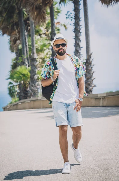 Young Traveler Man Summer Holiday Vacation Beautiful Palms Seascapes Background —  Fotos de Stock