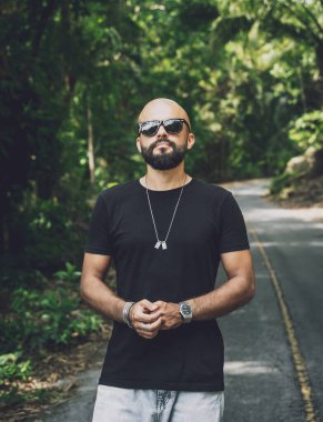 Ormanda güzel bir geçmişi olan moda bir gencin portresi..