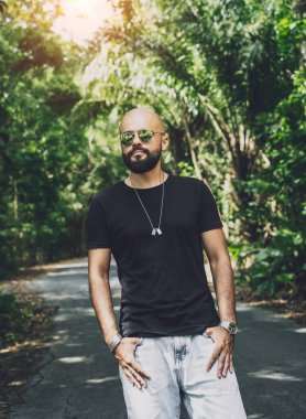 Ormanda güzel bir geçmişi olan moda bir gencin portresi..