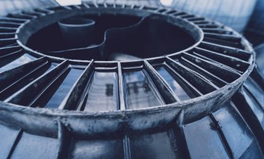 Üretici fabrikasındaki siyah plastik su deposu..