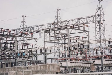 Yüksek voltajlı elektrik santrali akım alt istasyonu.