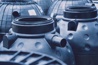 Üretici fabrikasındaki siyah plastik su deposu..