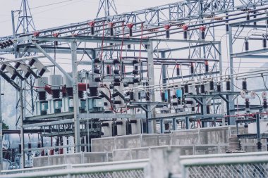 Yüksek voltajlı elektrik santrali akım alt istasyonu.