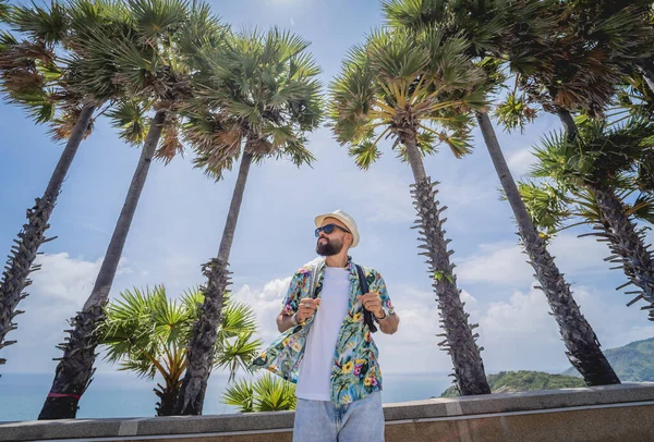 Young Traveler Man Summer Holiday Vacation Beautiful Palms Seascapes Background — 스톡 사진