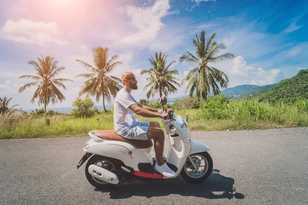 Şık Bir Genç Adam Deniz Kenarında Motosiklet Sürüyor Palmiye Ağaçları — Stok fotoğraf